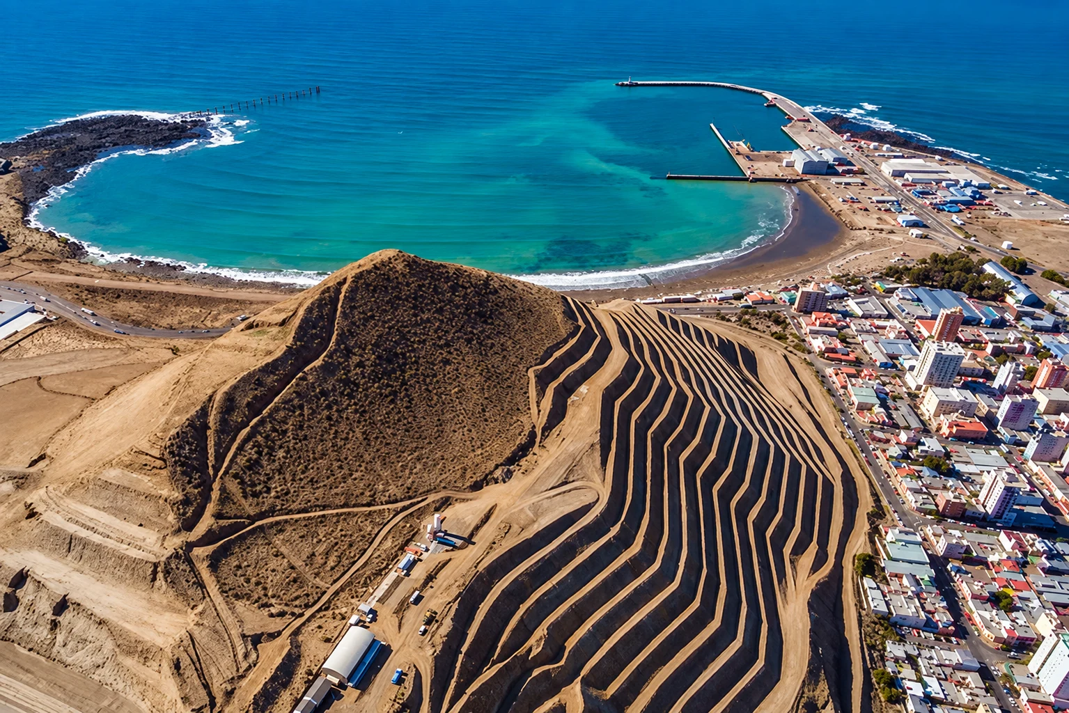 Vista aérea del puerto de Comodoro Rivadavia y el cerro Chenque