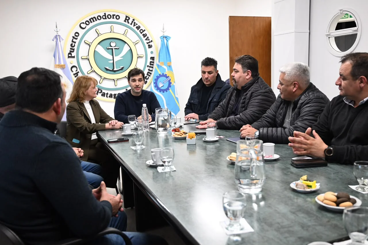 Autoridades y prestadores dialogan durante la reunión en la Administración Portuaria de Comodoro Rivadavia.